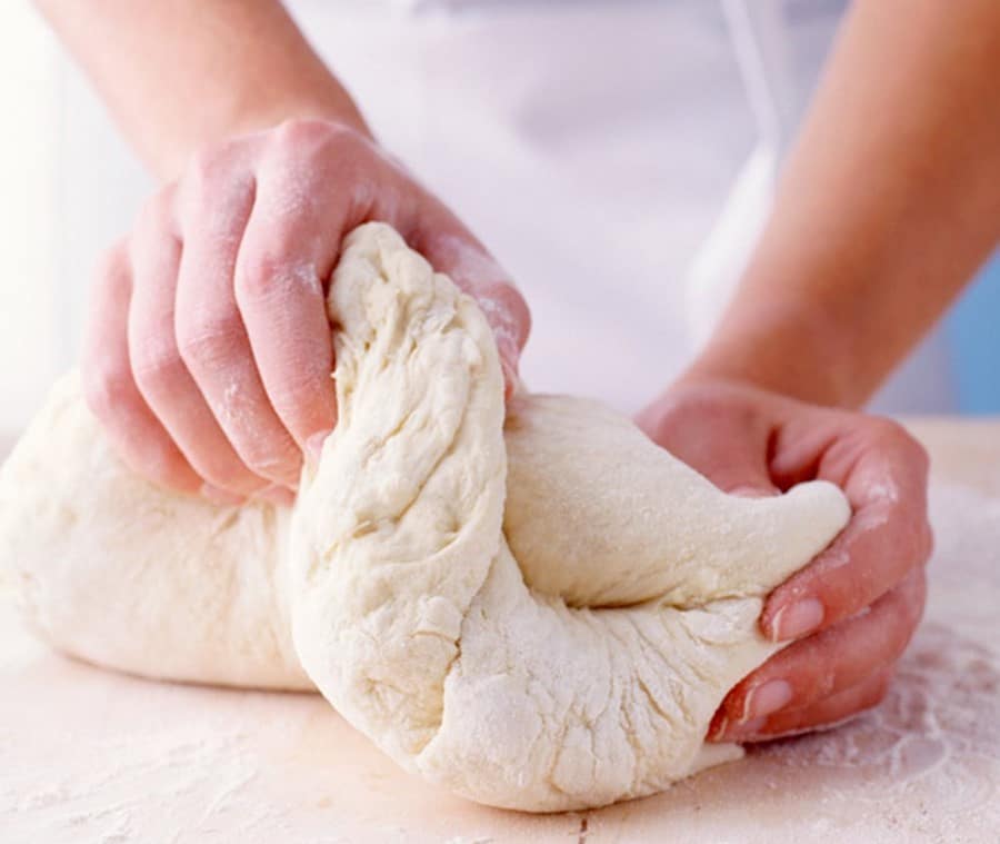 Travailler la pâte à la main