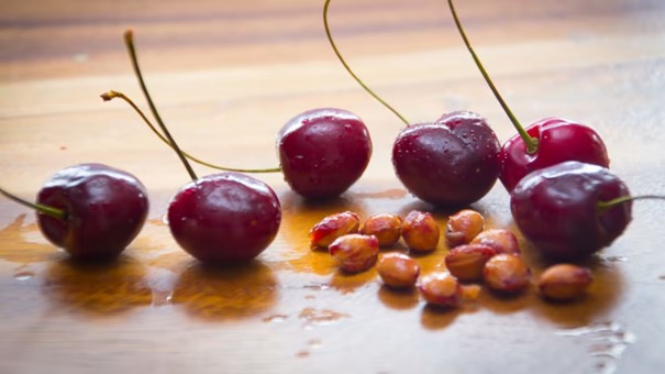 Cerises et noyaux de cerises